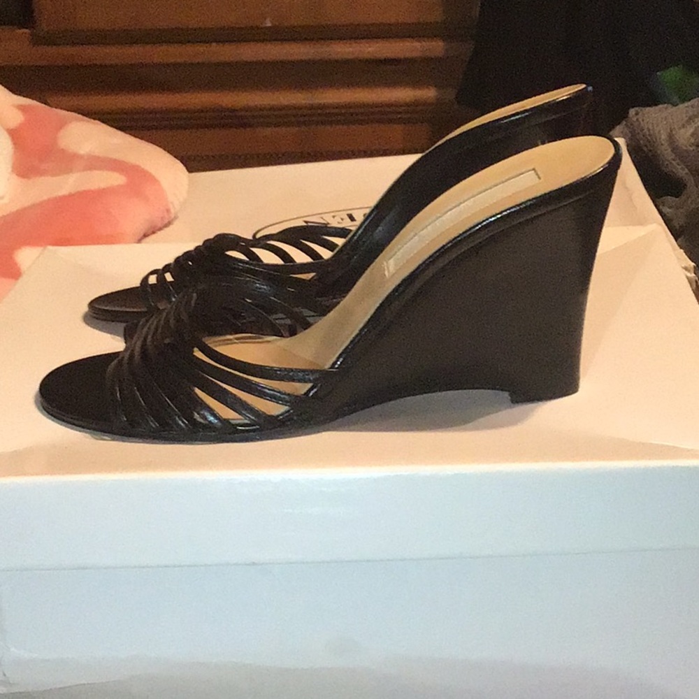 MICHAEL KORS OPEN TOE BLACK LEATHER WEDGES/SANDALS - Picture 6 of 13